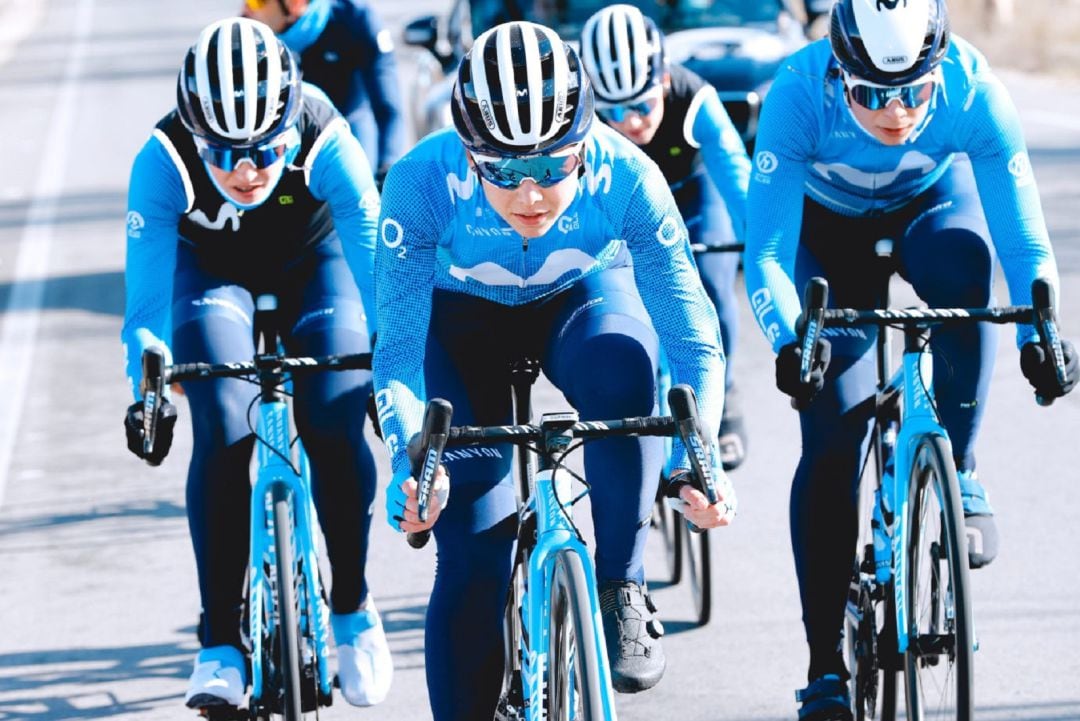 Sara Martín al frente del pelotón de Movistar Team durante una de las jornadas de entrenamiento este invierno.