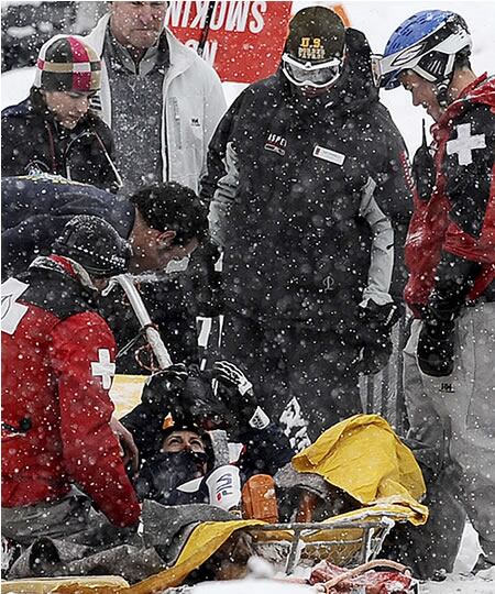 María José Rienda siendo atendida por los médicos tras sufrir la caída