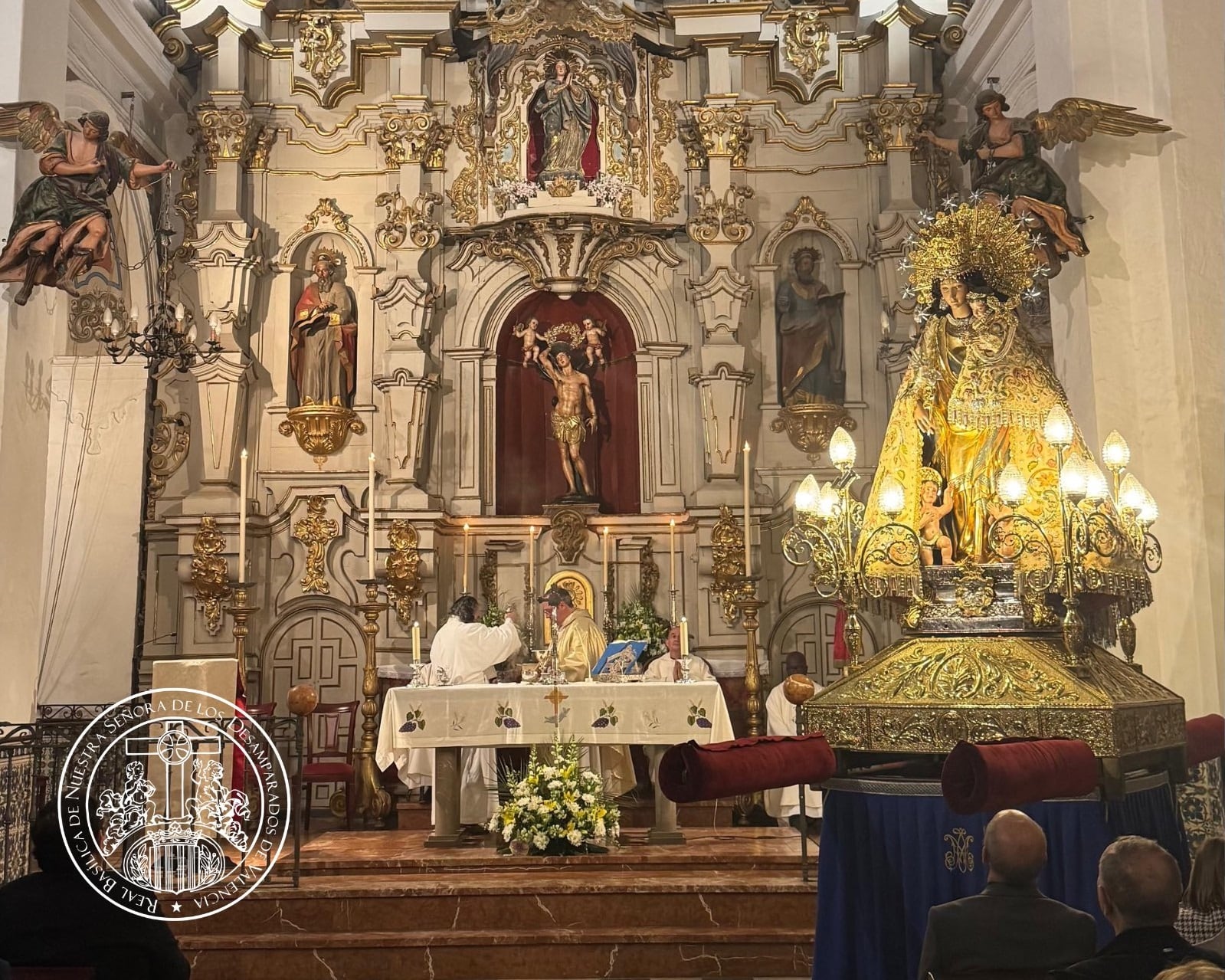 La Virgen Peregrina de los Desamparados de Valencia, a la derecha en sus andas, durante su estancia en la parroquia de San Sebastián de Marchena