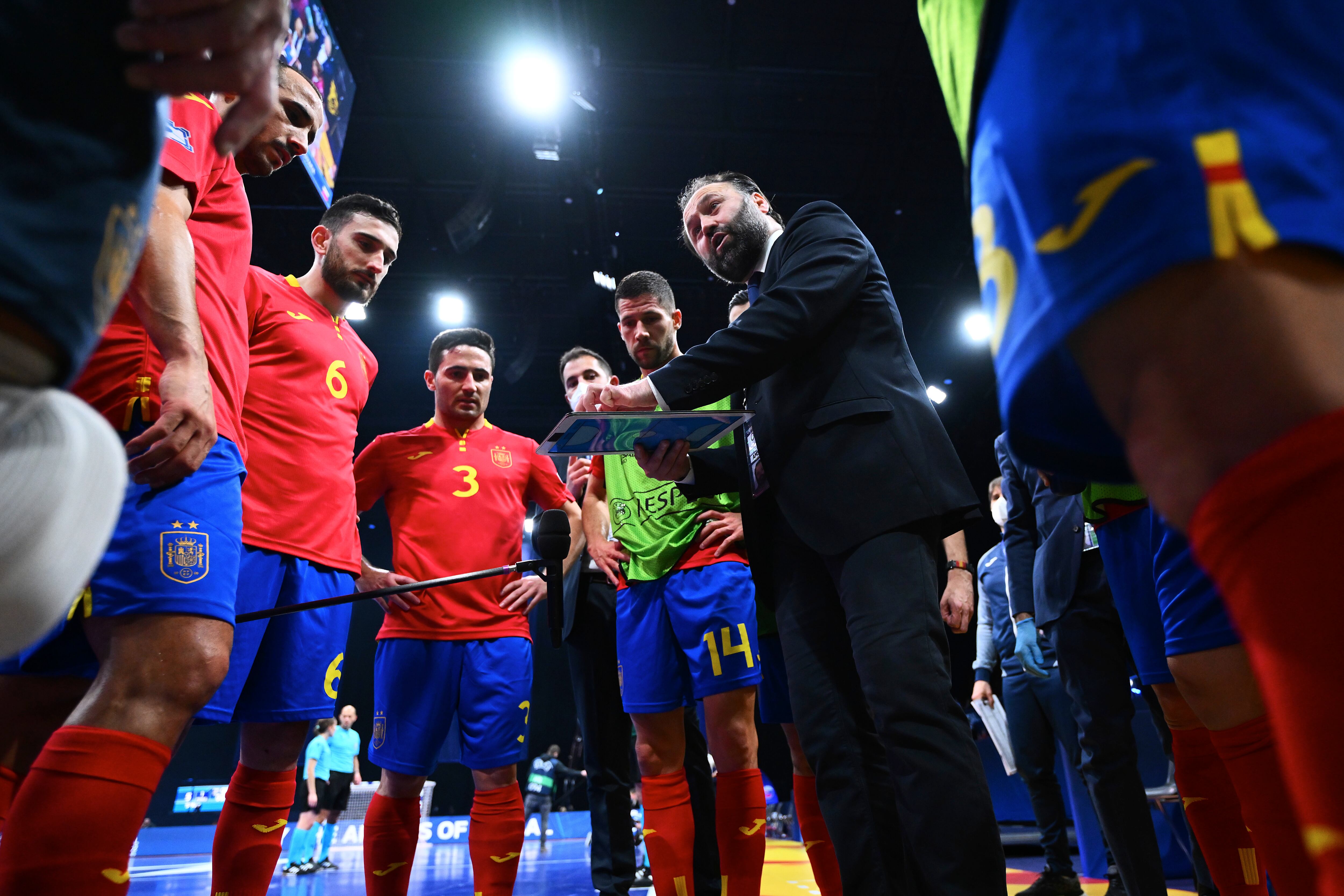 Fede Vidal da instrucciones a los jugadores de la Selección Española de fútbol sala en un tiempo muerto contra Eslovaquia (Getty Images)