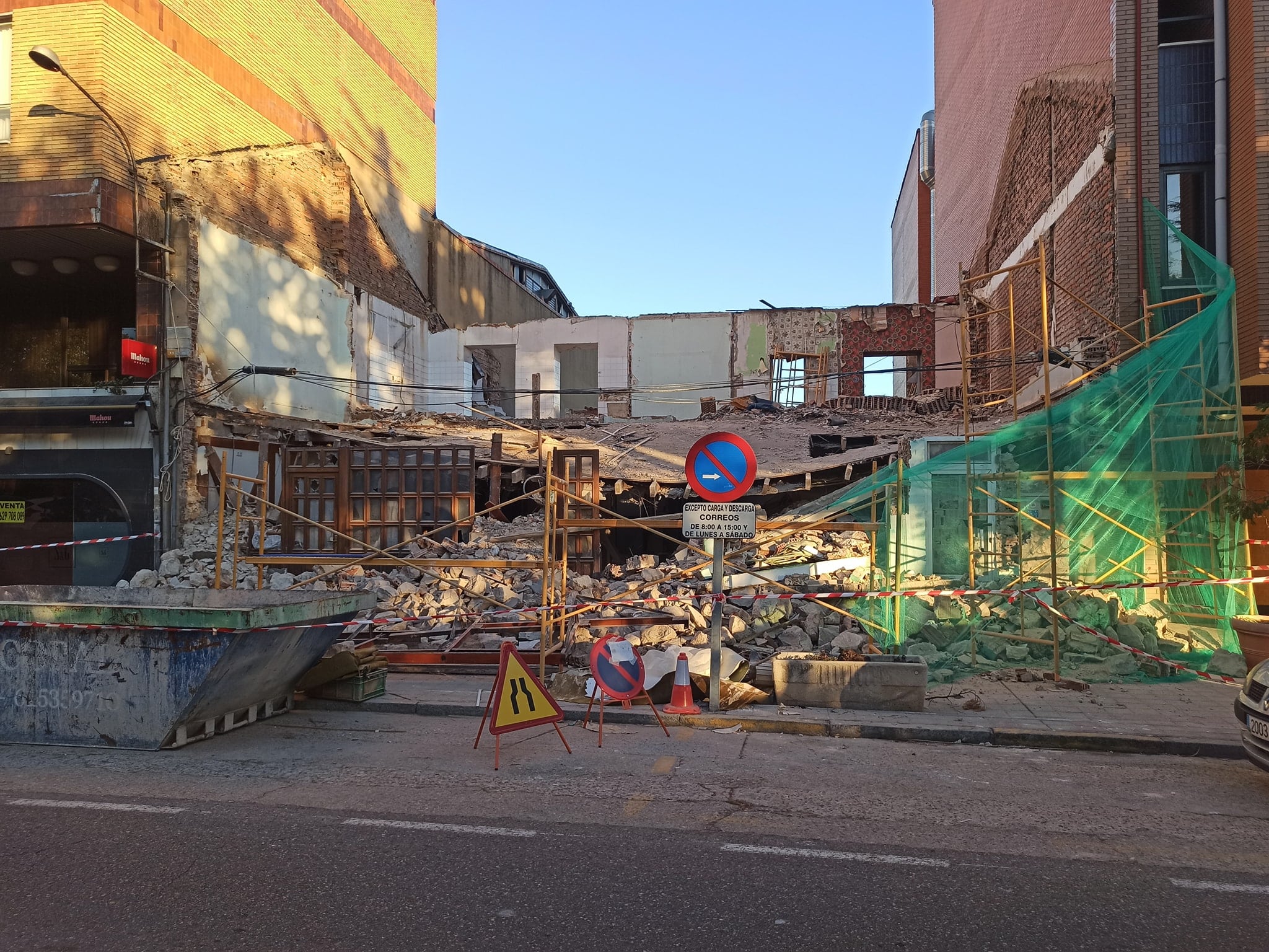 Demolición del restaurante San-Gar de Venta de Baños (Palencia)