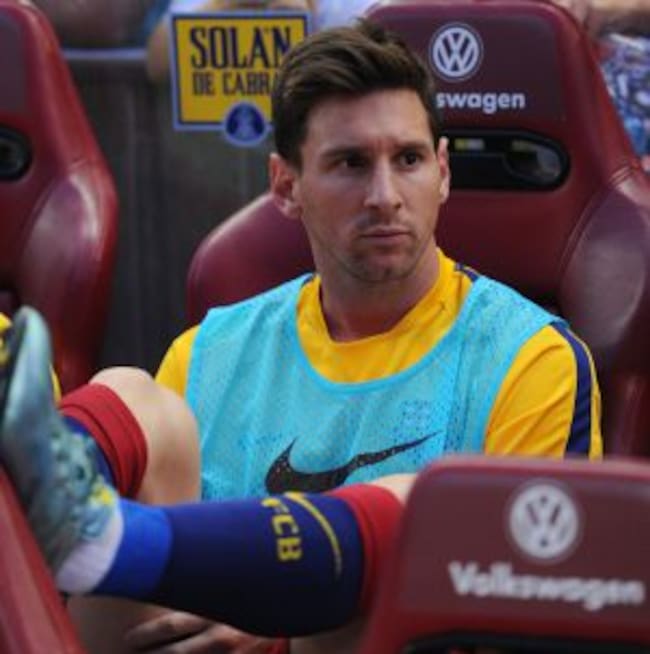 Lionel Messi, en el banquillo del Calderón.