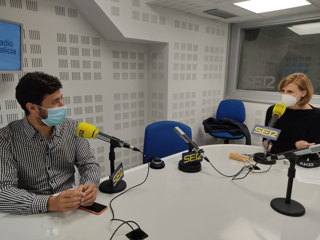 El secretario general de Podemos en Galicia, Antón Gómez-Reino, en los estudios de Radio Galicia, junto a la responsable de contenidos, Aida Pena.