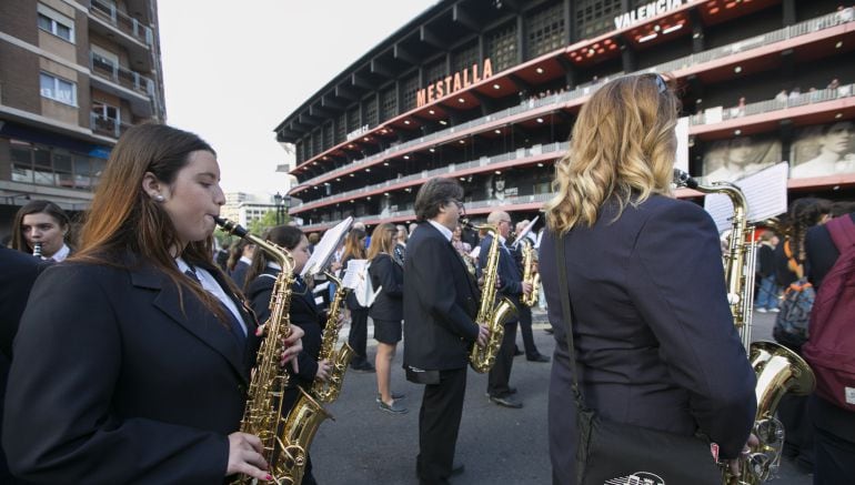 El desfile de bandas llega a Mestalla