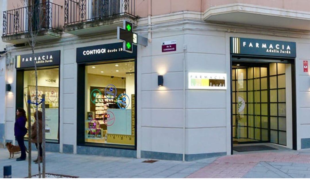 Imatge de l&#039;exterior de la Farmacia d&#039;Amelia Jordà, al número 1 del carrer Rafael Juan VIdal.