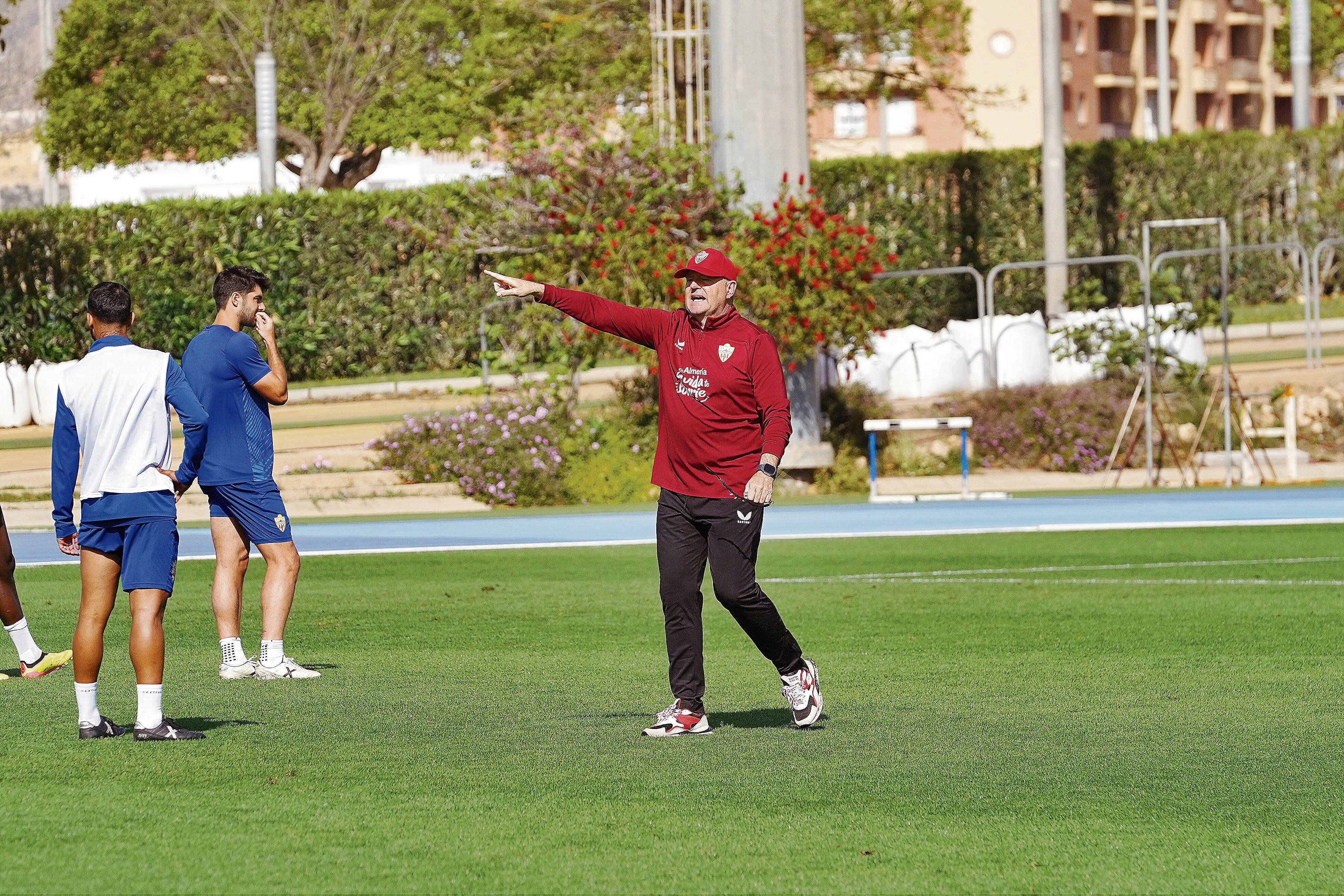 El entrenador del Almería en el campo Anexo dando instrucciones a los jugadores.