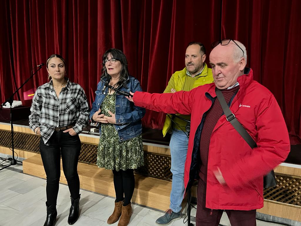 Momento de la intervención de la alcaldesa de Jódar, Juana Cazorla, en la presentación, acompañada por el primer teniente de alcalde, Juan Ruiz, y la concejala de Igualdad y Bienestar Social, Loli Montavez