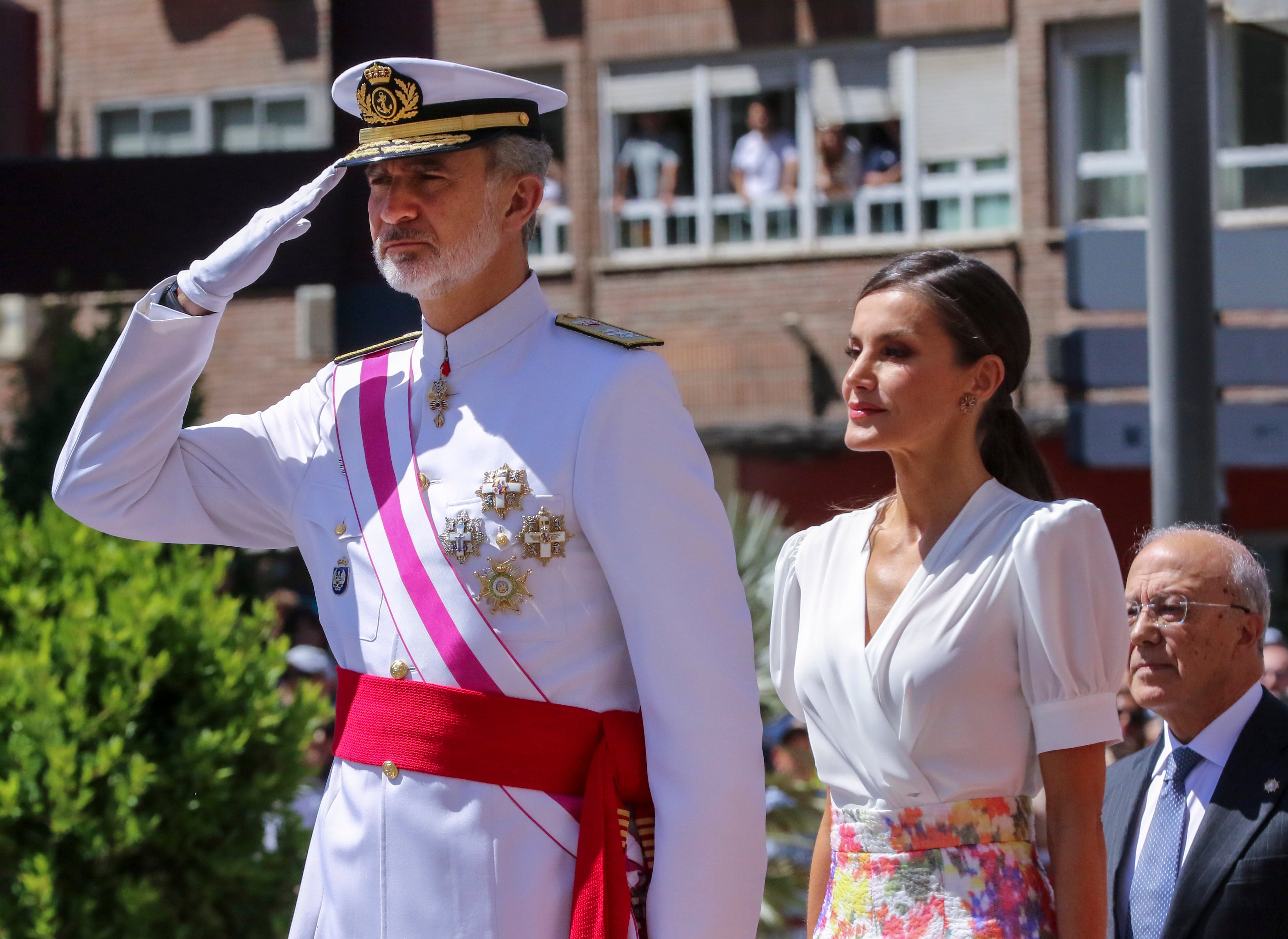 Los reyes Felipe y Letizia durante el desfile del Día de las Fuerzas Armadas, en Granada