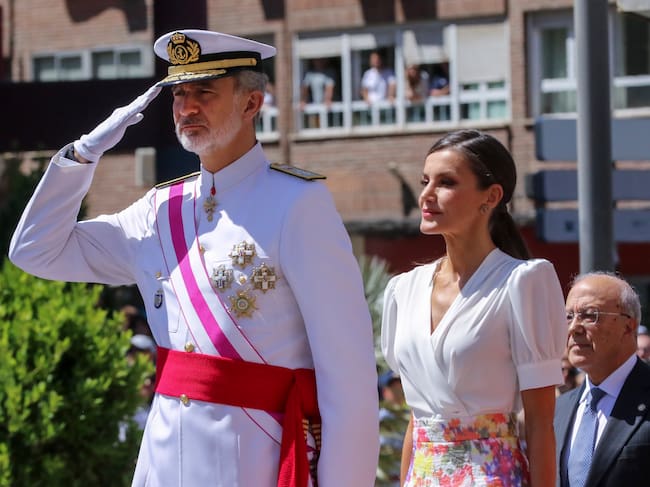 Los reyes Felipe y Letizia durante el desfile del Día de las Fuerzas Armadas, en Granada