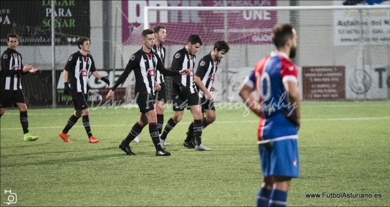 Los jugadores del Escobedo celebran uno de los tantos