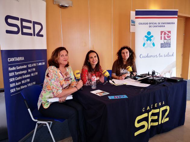 Lidia Jerez y Eva Izaguirre junto a María Gutiérrez.