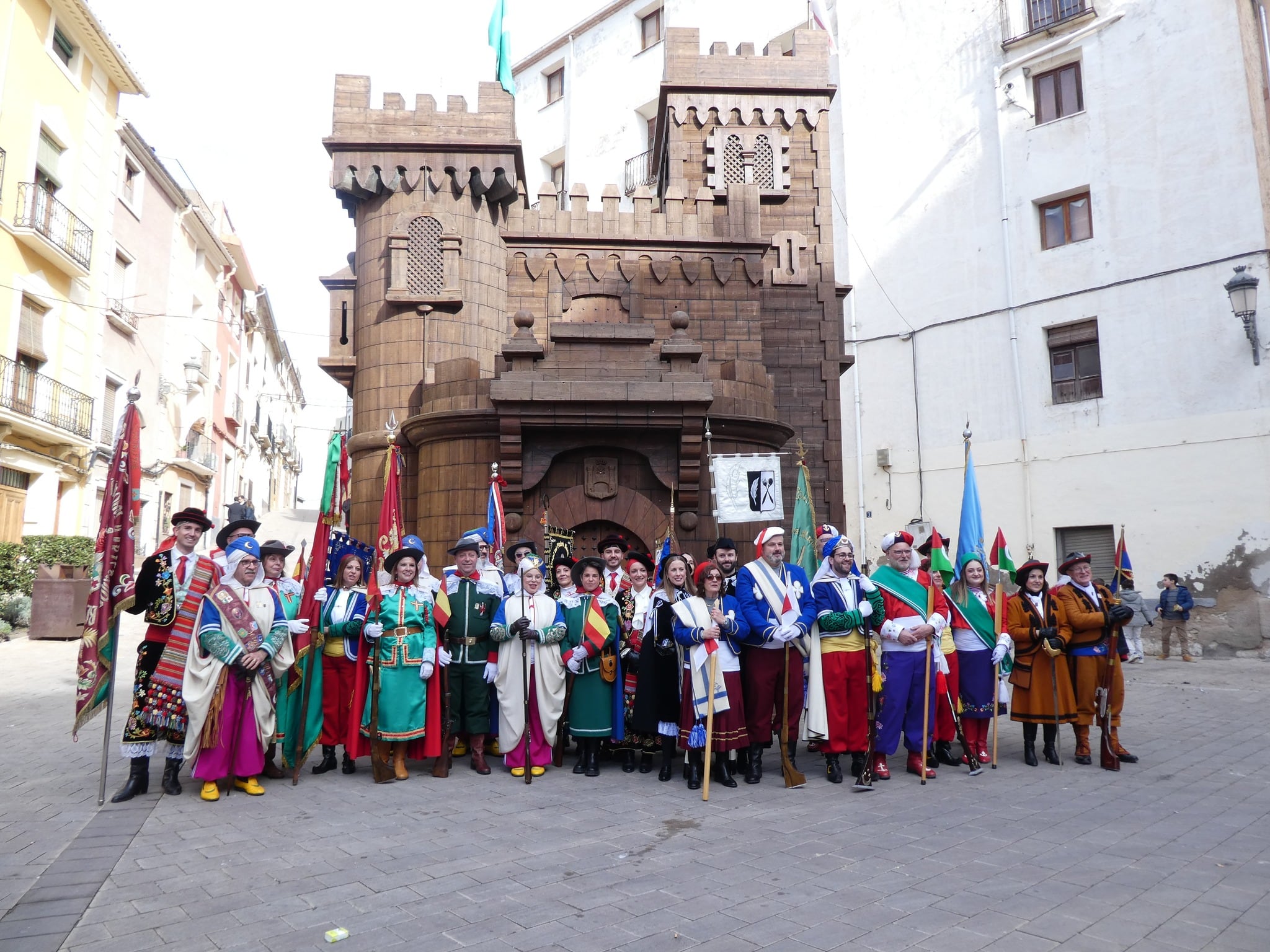 La tradicional desfilada del Día de la Publicació recorre las calles de Bocairent y anuncia oficialmente la llegada de las Fiestas de Moros y Cristianos en honor a San Blai