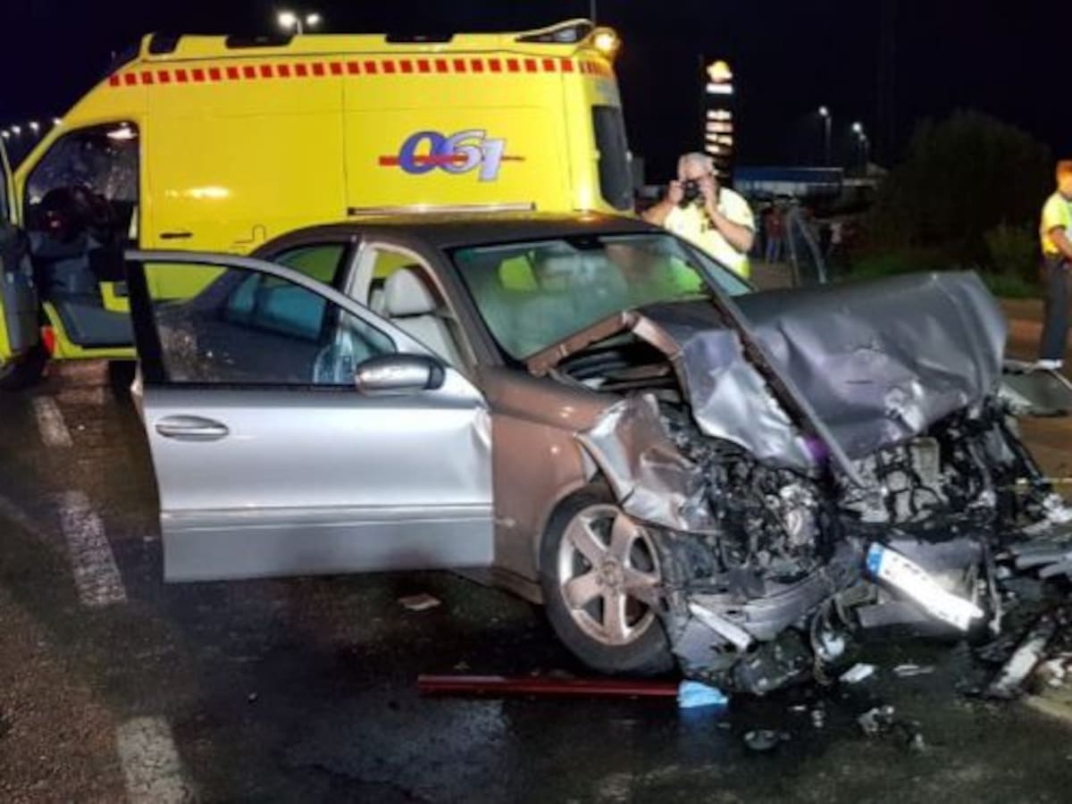 Dos heridos graves en un accidente frontal en la salida de La Aljorra