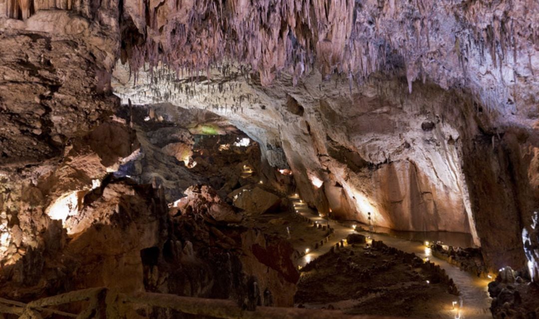 Interior de la Cueva de Valporquero
