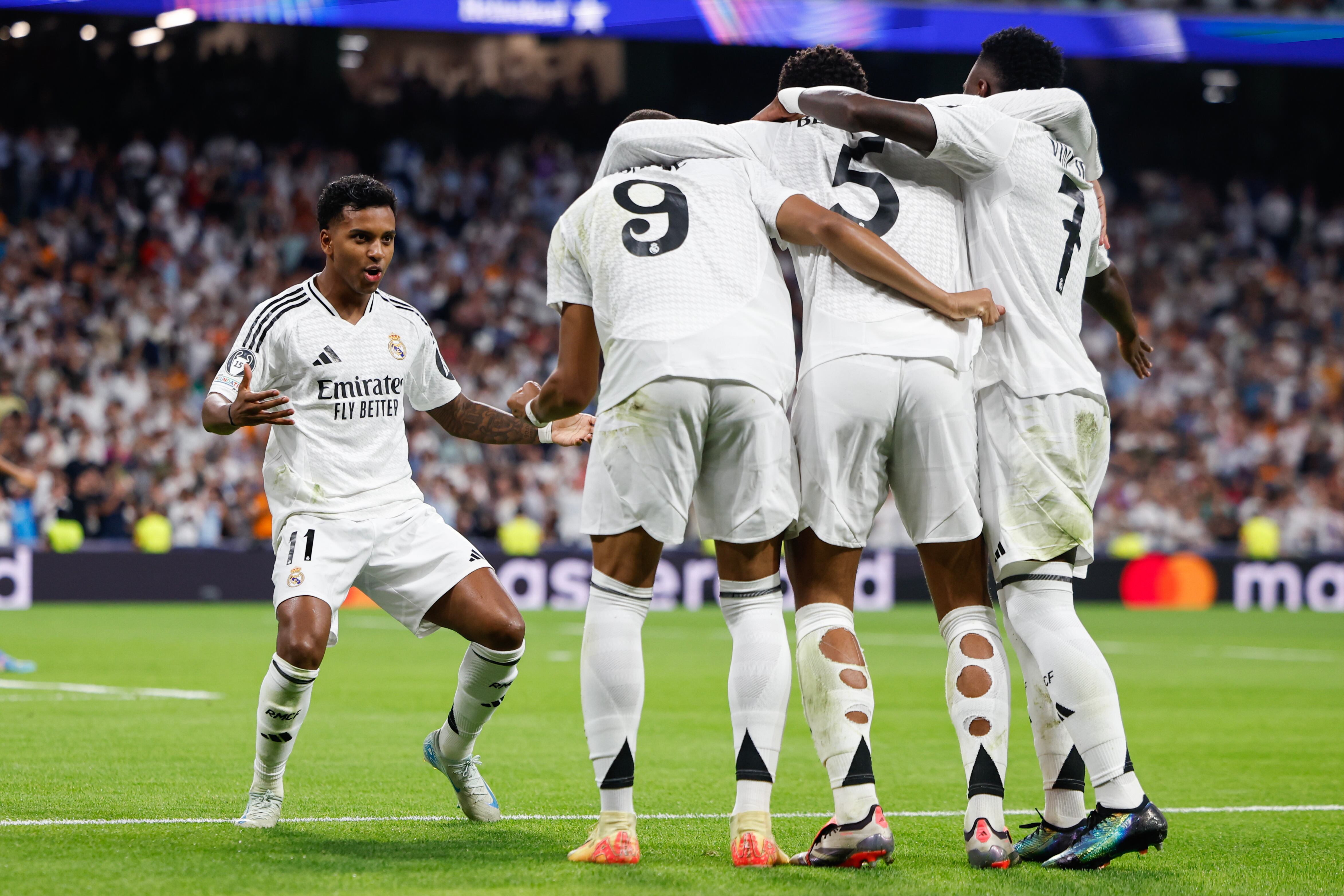 Mbappé, Bellingham y Vinicius esperan el abrazo de Rodrygo durante el partido del Real Madrid ante el Stuttgart