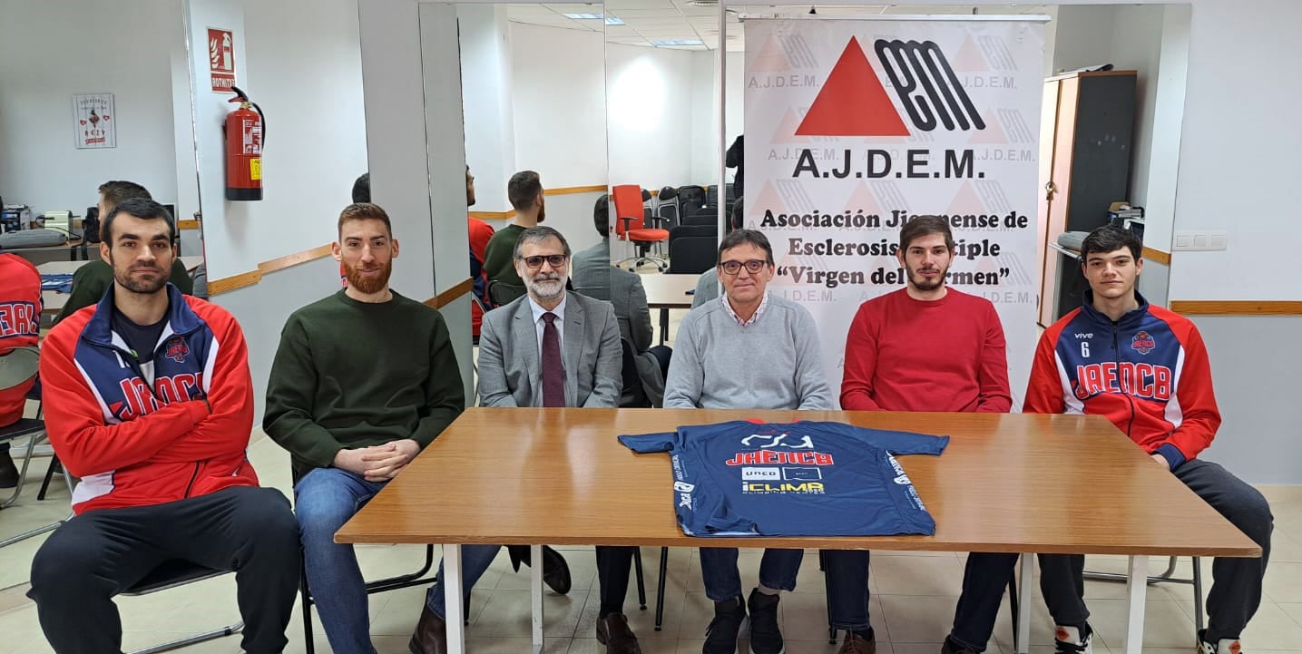 Este evento solidario ha sido presentado hoy por Adrián Jiménez, vicepresidente del Jaén CB; Pedro Malagón, presidente de la Asociación Jiennense de Esclerosis Múltiple, los jugadores del Jaén Paraíso Interior CB Álvaro Pulido, Pablo Carvajal y Javier Santa Bárbara, junto a Juan Quesada, gerente de Oficina de Servicios Agrícolas, Global Sponsor del club.