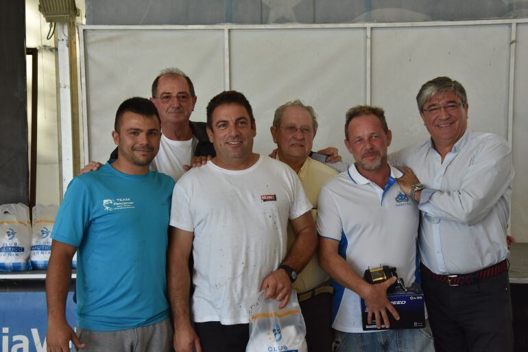 Miembros de la embarcación Gabatxet, ganadora del concurso de pesca curricán bajura, con el presidente del Real Club Náutico de Dénia, Jaime Portolés.