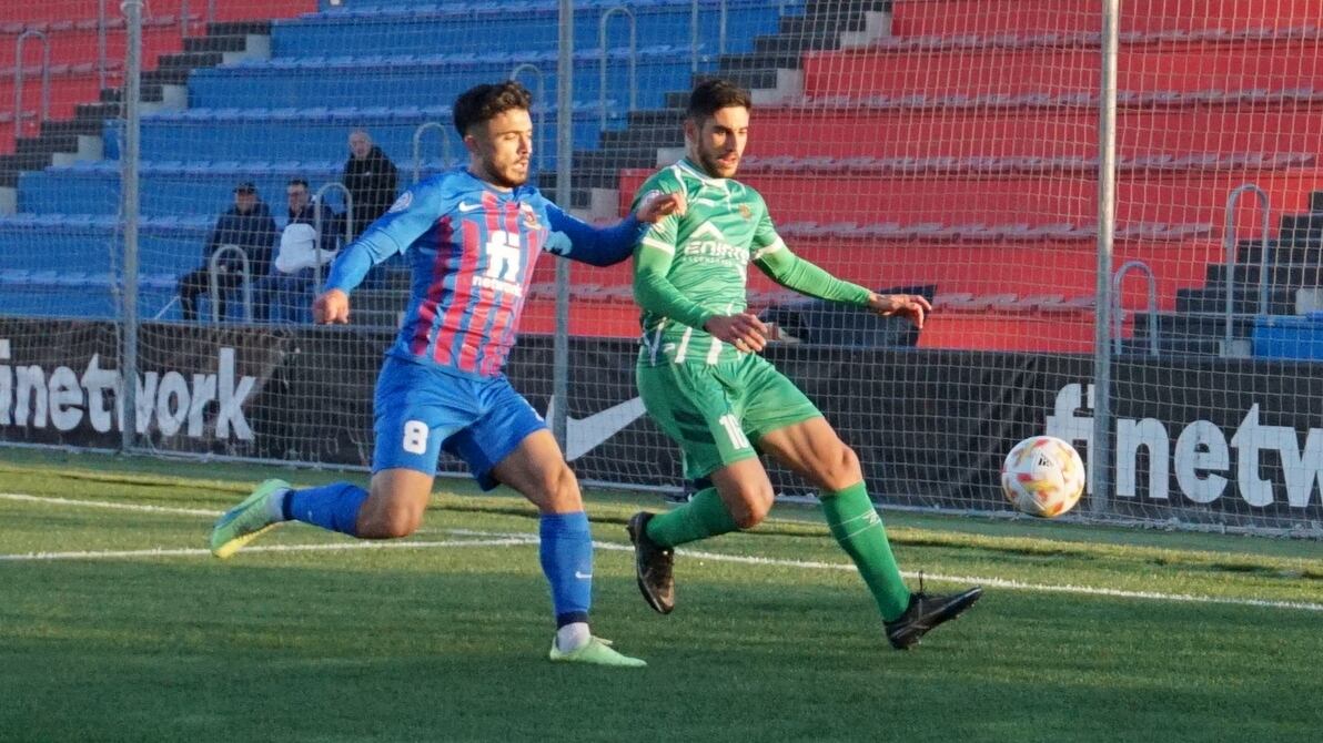Sergio Ortuño y Redru pelean por el balón