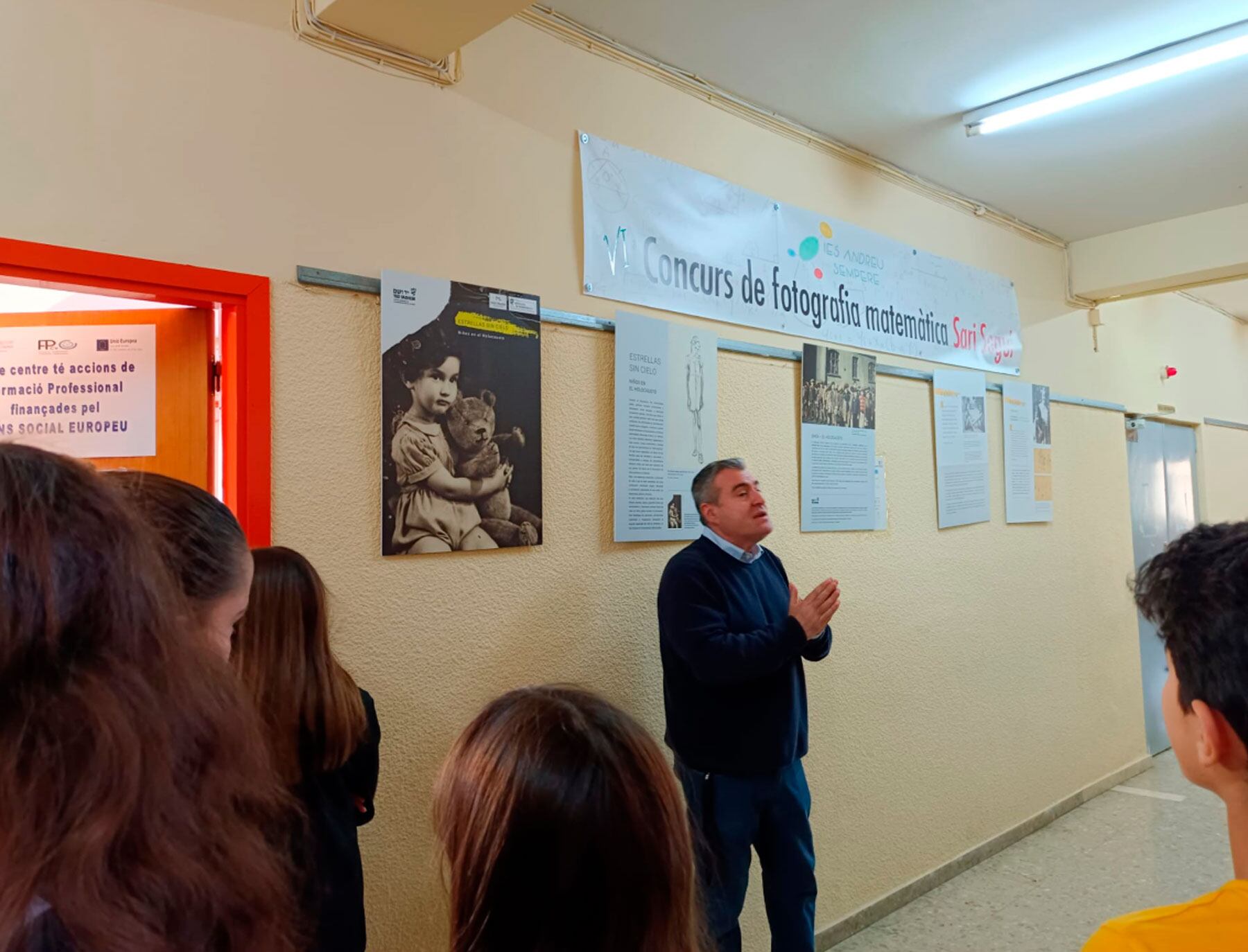 Un instant de la visita a l'exposició sobre l'Holocaust al mateix Andreu Sempere