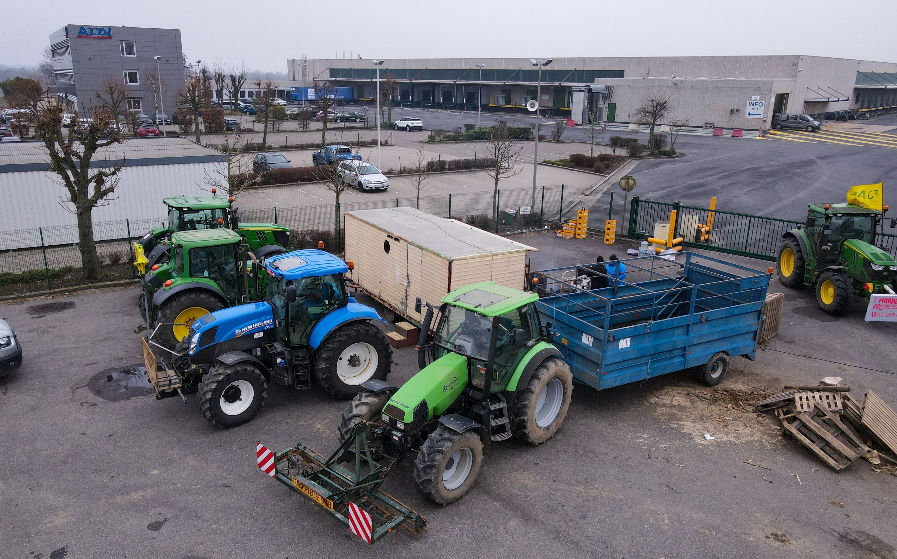 Agricultores belgas bloquean los centros de distribución de los principales supermercados del país.