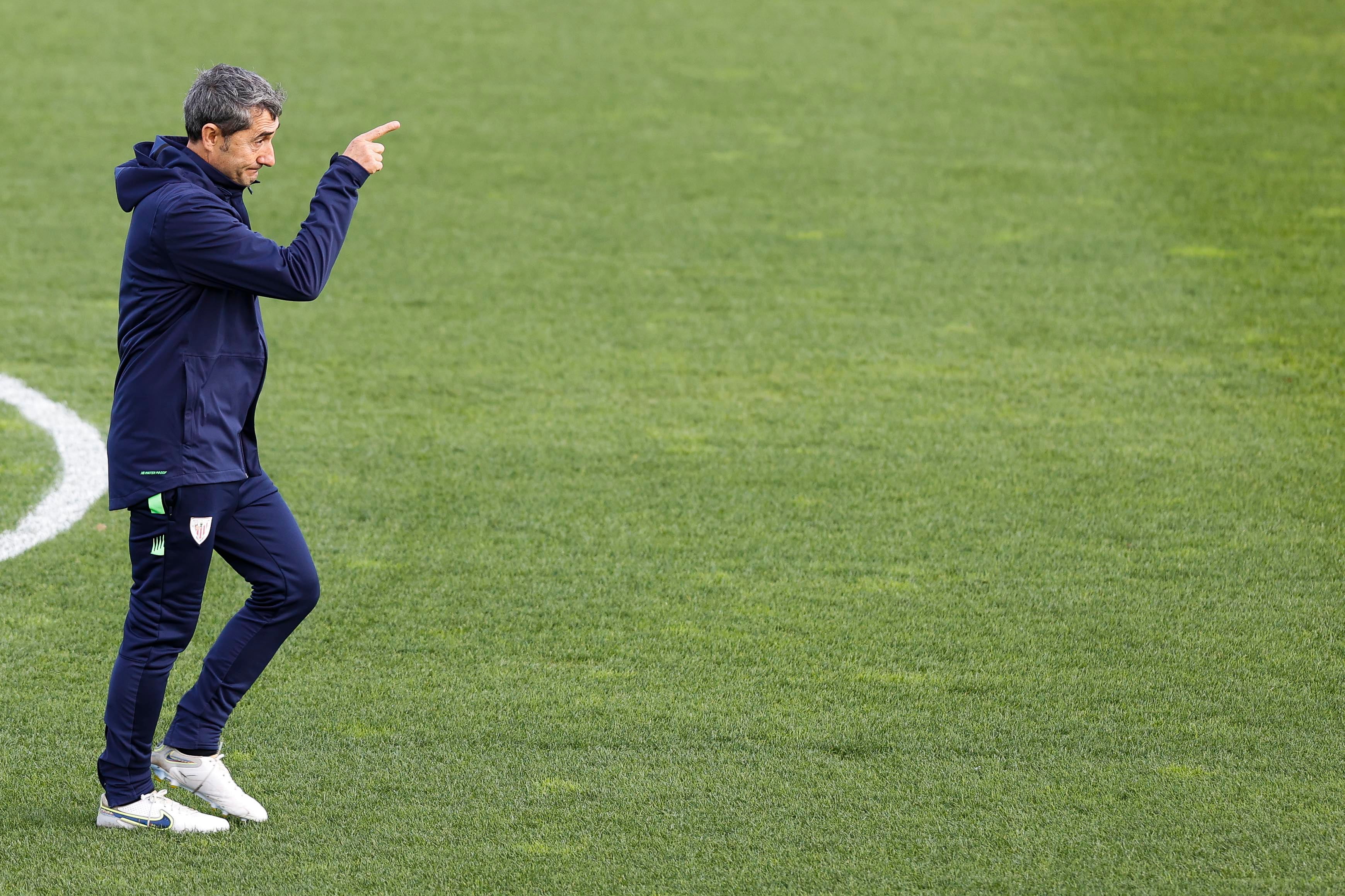 El entrenador del Athletic Club, Ernesto Valverde, dirige un entrenamiento en Lezama