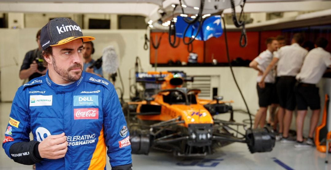 Fernando Alonso sale del box de McLaren