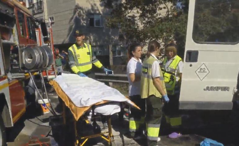 Agentes de la Guardia Civil de Tráfico y los servicios de emergencia en el lugar de los hechos