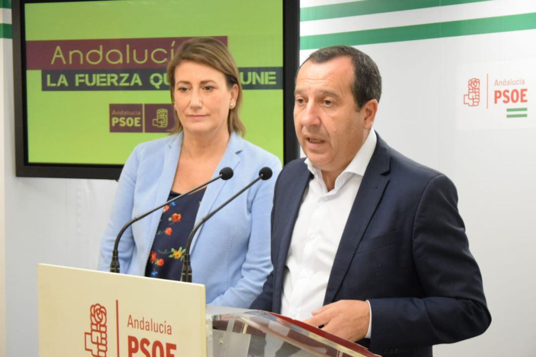 Ruiz Espejo junto a la secretaria local socialista, Isabel Aguilera