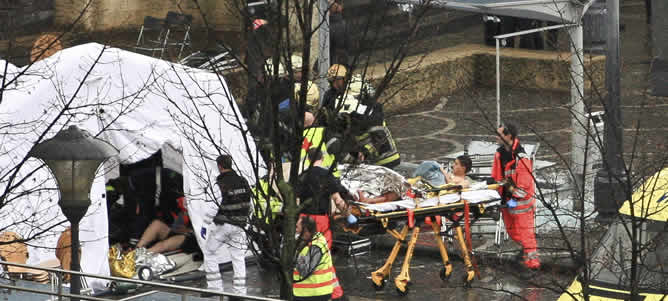 El equipo de rescate evacúa a los heridos de la Plaza Saint Lambert de la ciudad belga de Lieja