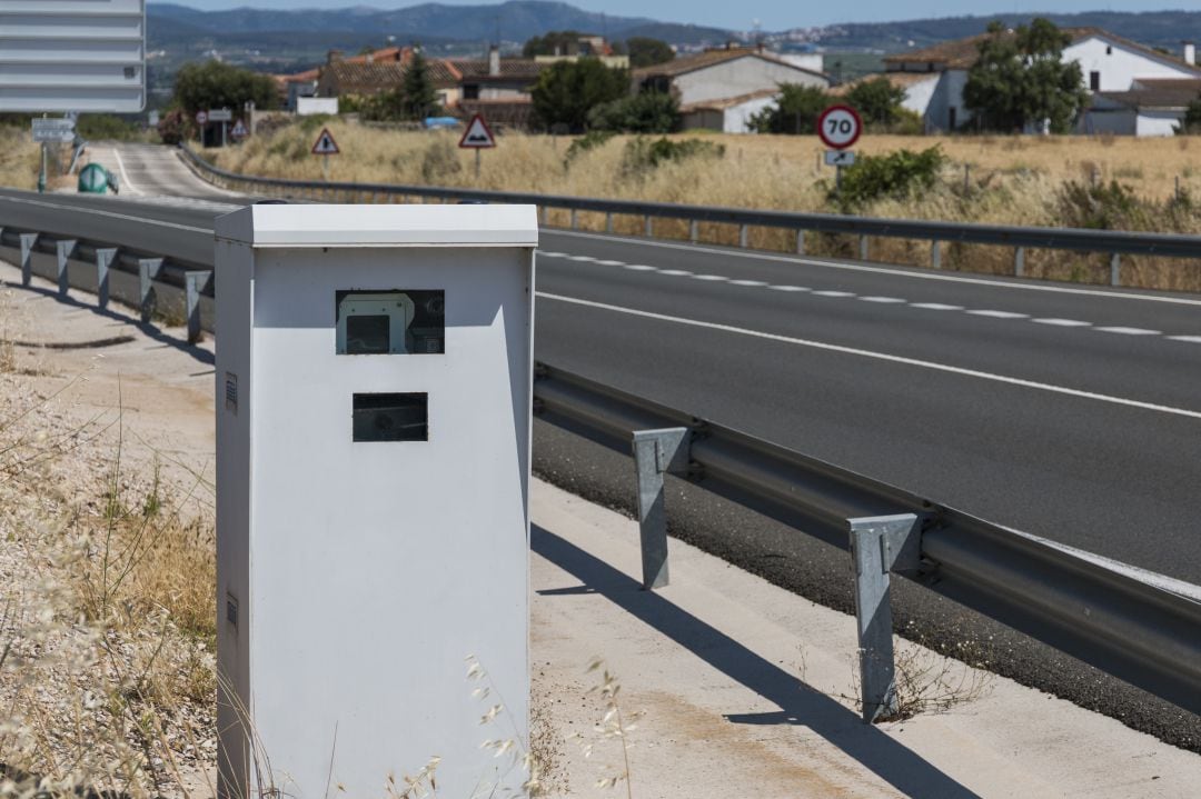 Radar de Control de velocidad de camino en la provincia de Barcelona, España - Fotografía de stock