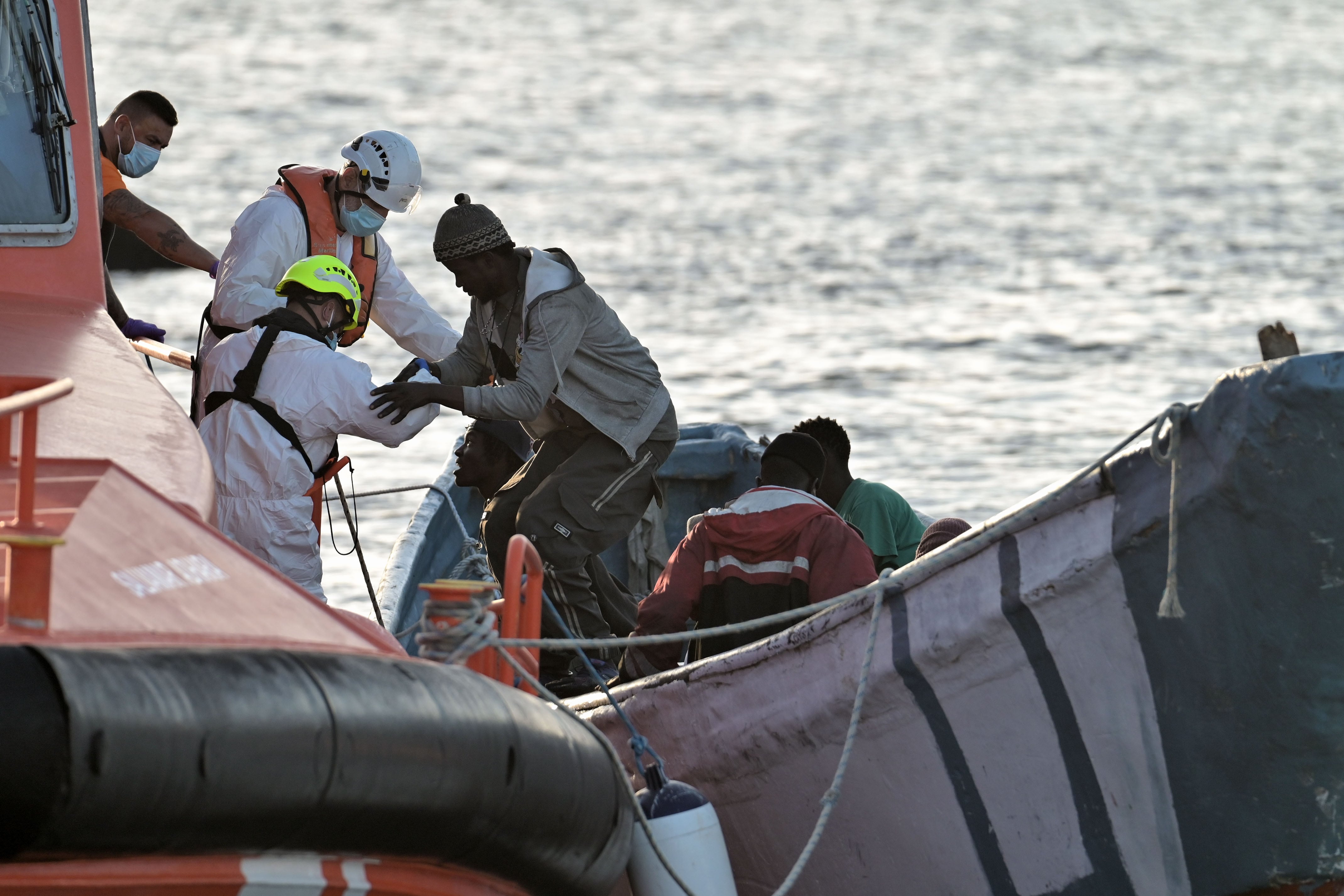 La embarcación de Salvamento Marítimo &#039;Salvamar Adhara&#039; remolca a 20 inmigrantes rescatados en aguas cercanas a El Hierro. EFE/ Gelmert Finol