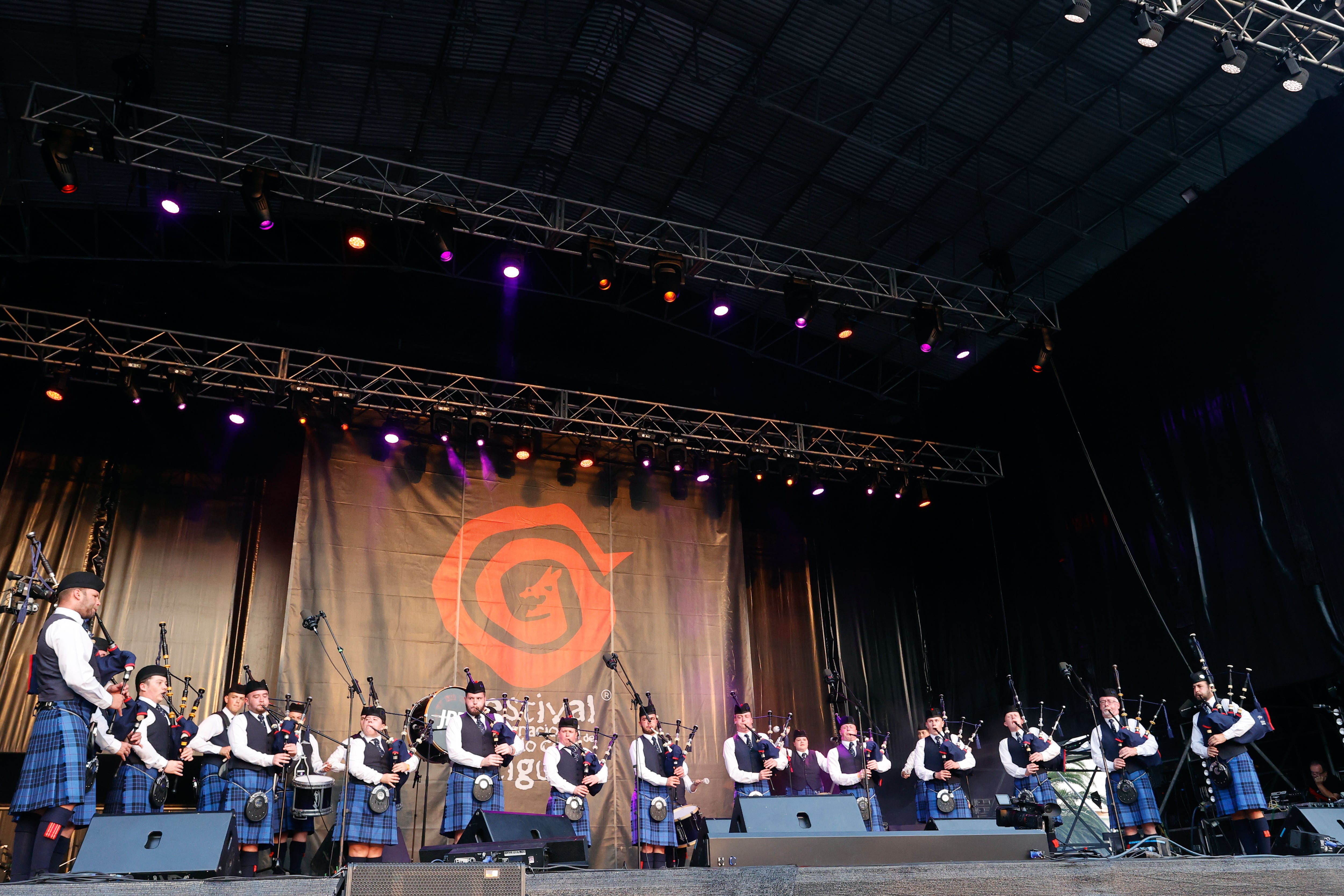 Ortigueira, 15/07/2022.- El grupo Johnstone Pipe Band durante su actuación en el Festival Internacional del Mundo Celta que se celebra en Ortigueira. EFE / Kiko Delgado.