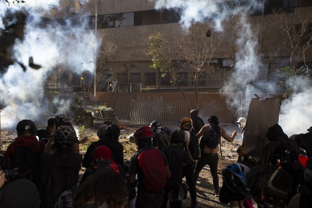 Manifestantes chocan con la policía antidisturbios durante una protesta contra el gobierno del presidente Sebastián Piñera, en Santiago