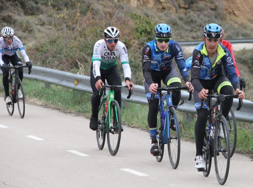 Fernando Barceló rodando en un entrenamiento con ciclistas que forman parte de su equipo