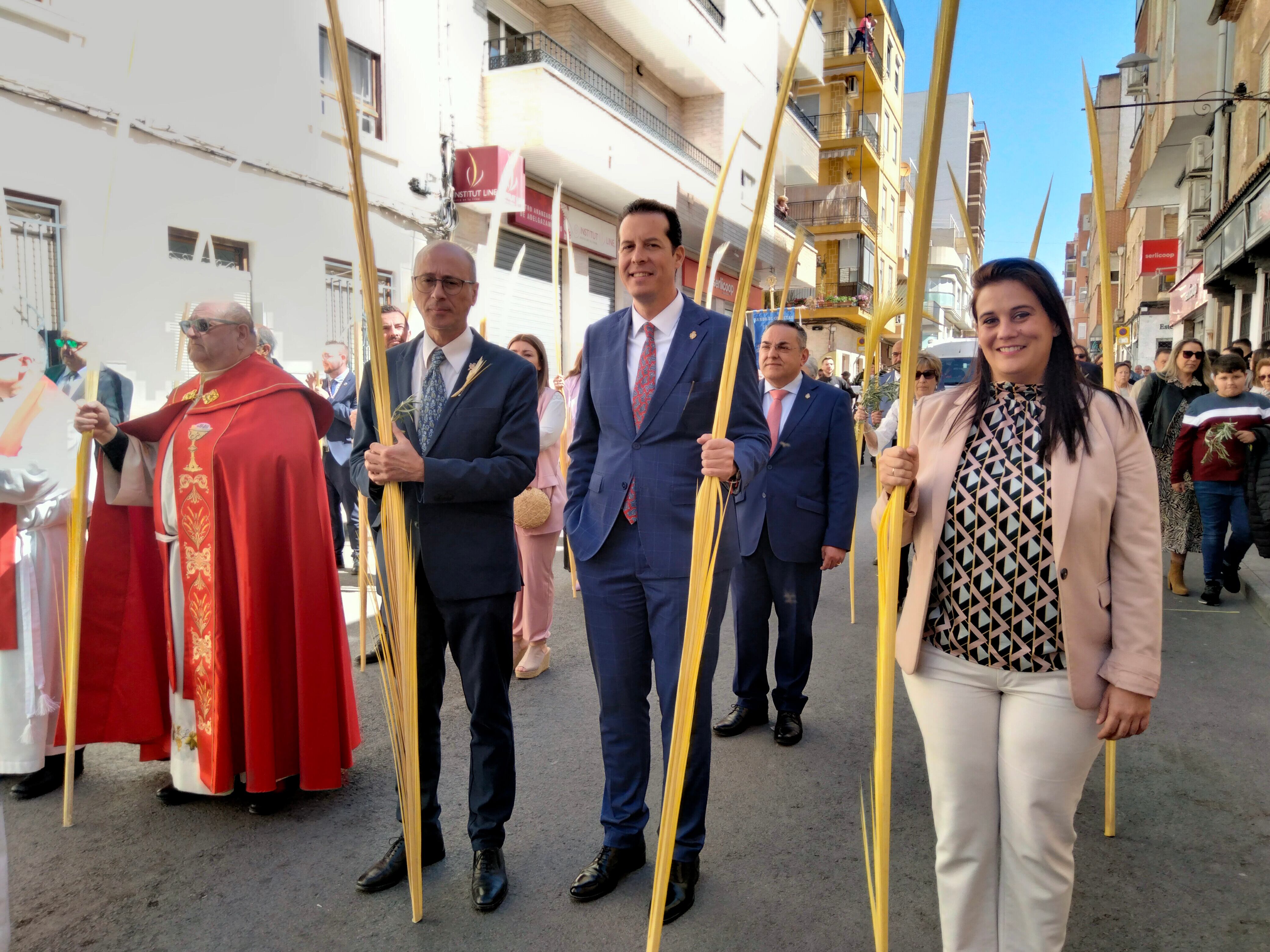 La corporación municipal de Elda en la procesión de las Palmas
