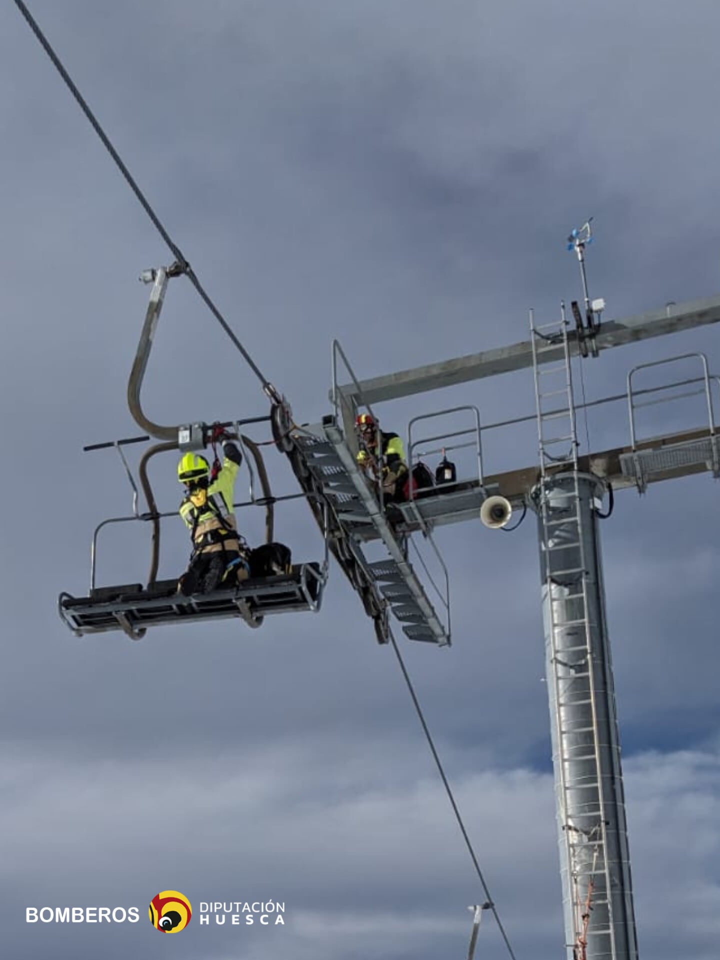 Momento del rescate a los atrapados en el telesilla por los bomberos de la DPH