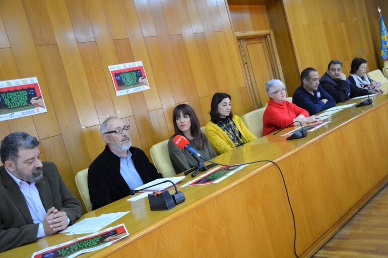 Tanto la concejala de Cultura, Nieves López, como la de Educación y Juventud, Laura Rizo, han querido mostrar el apoyo del Ayuntamiento de Elda a este concurso. 