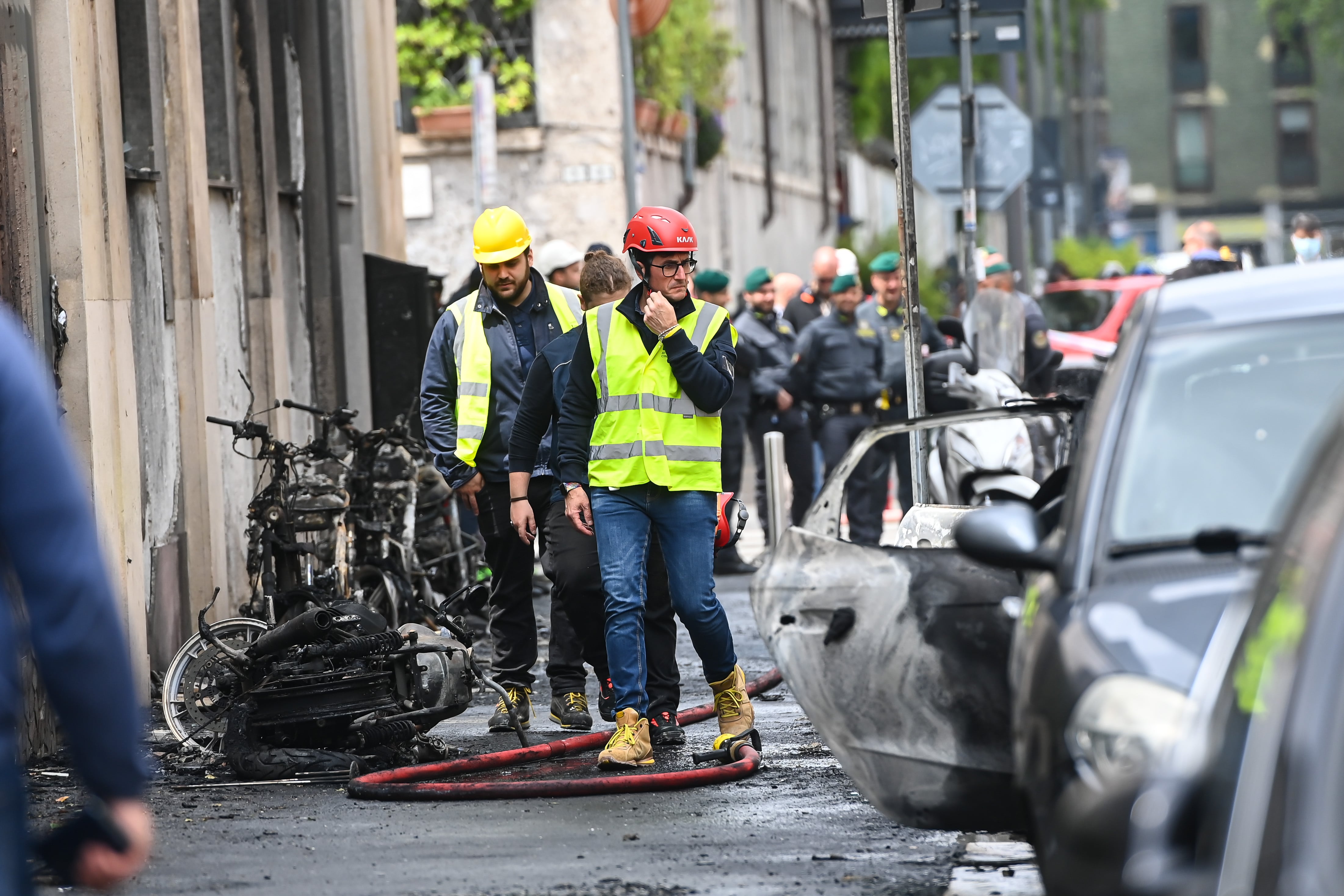 La explosión de una furgoneta cargada con bombonas de oxígeno en el centro de Milán (norte de Italia) provocó el incendio de varios vehículos aparcados y una gran nube de humo negro que obligó a evacuar a 300 alumnos de un colegio.