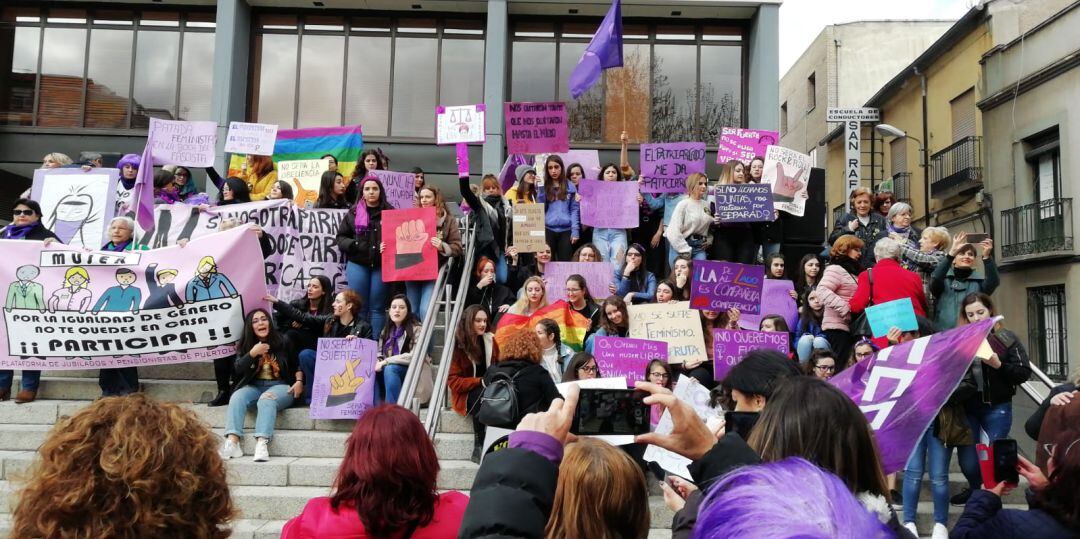 Mujeres celebrando el 8 de Marzo en el Ayuntamiento de Puertollano