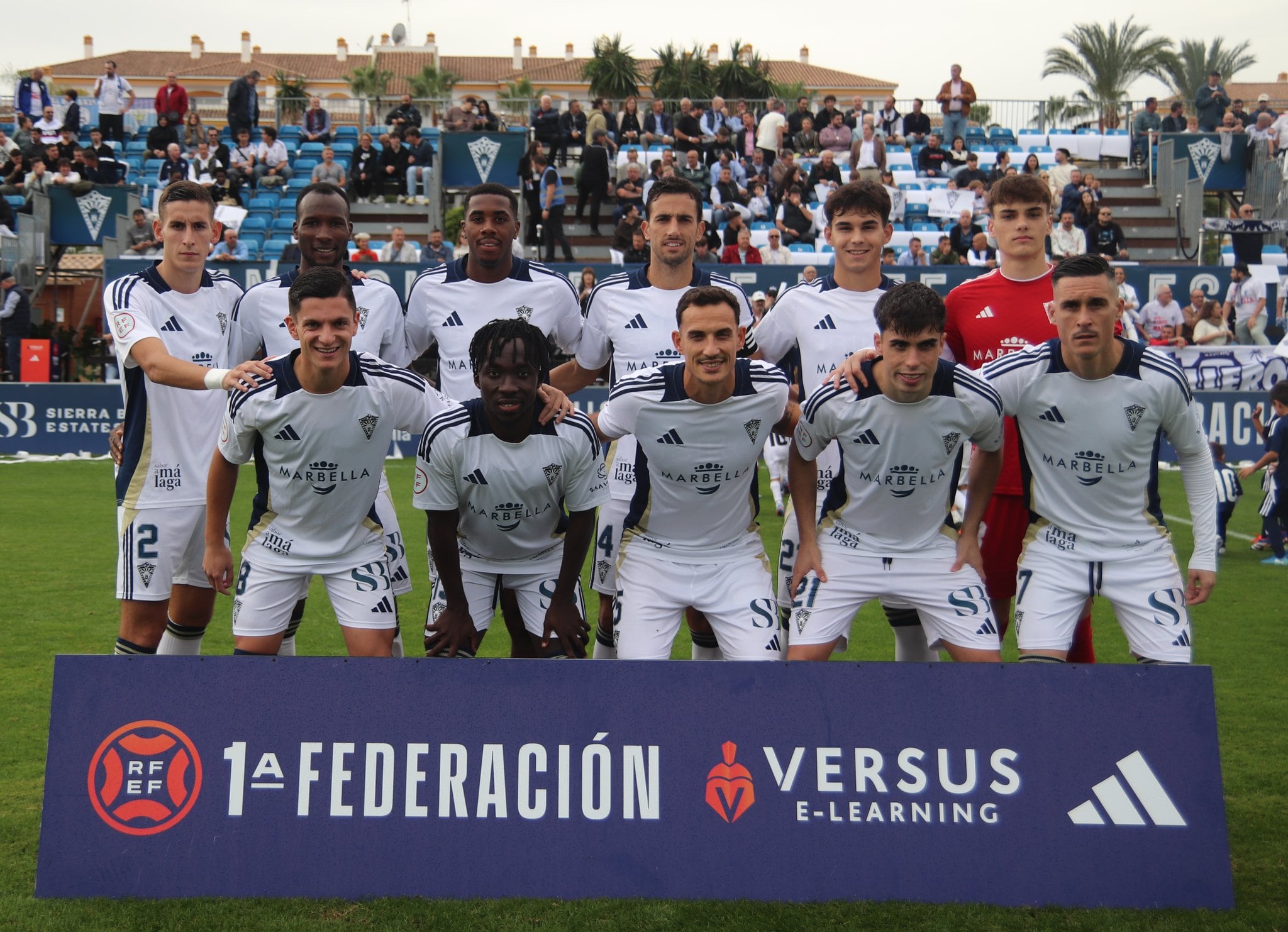 Plantilla del Marbella FC, rival del Burgos en la segunda eliminatoria de la Copa del Rey. / Foto: Marbella FC