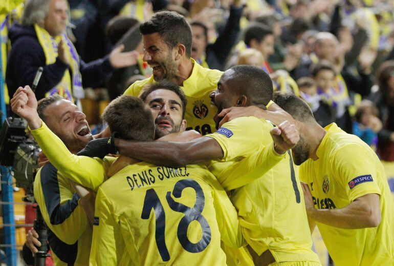 Los jugadores del Villarreal celebrando el gol de Adrián López ante el Liverpool en el Madrigal. 