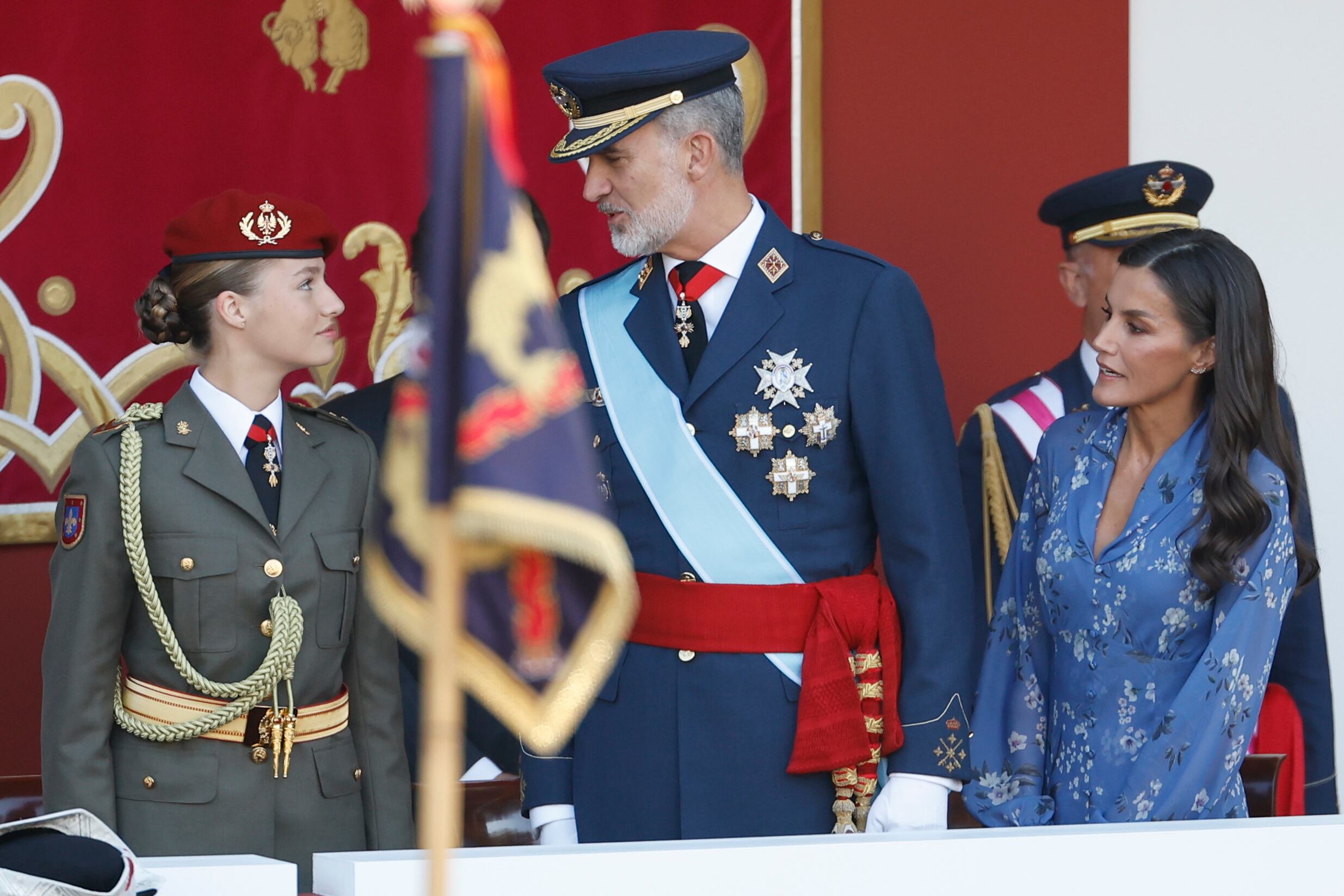 La princesa de Asturias, Leonor, el rey Felipe VI y la reina Letizia, tras su llegada este jueves al desfile del Día de la Fiesta Nacional en Madrid