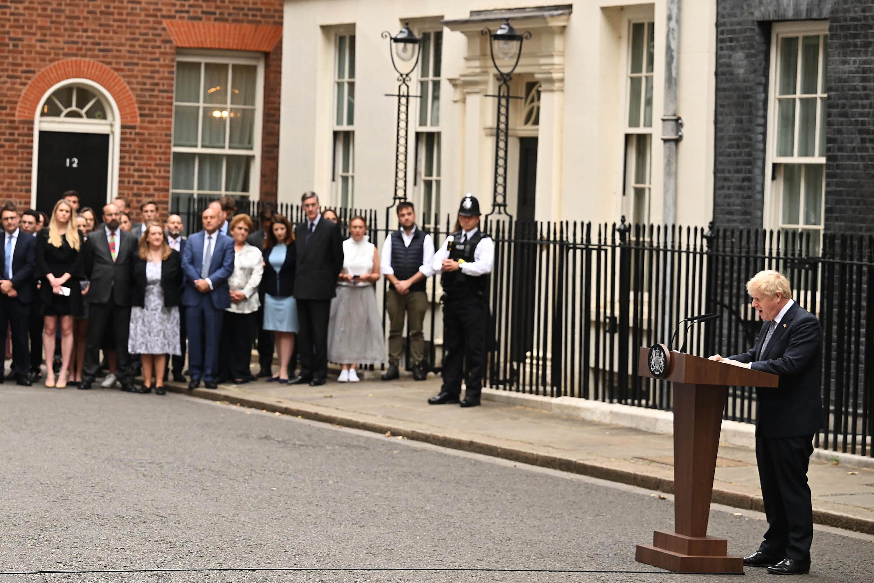 Boris Johnson anuncia su renuncia a las puertas del 10 de Downing Street.