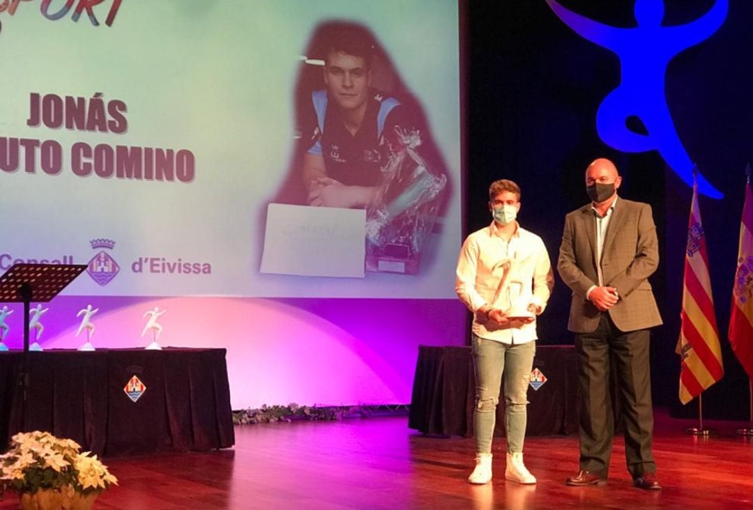 Souto recogiendo el premio de mejor deportista de Ibiza