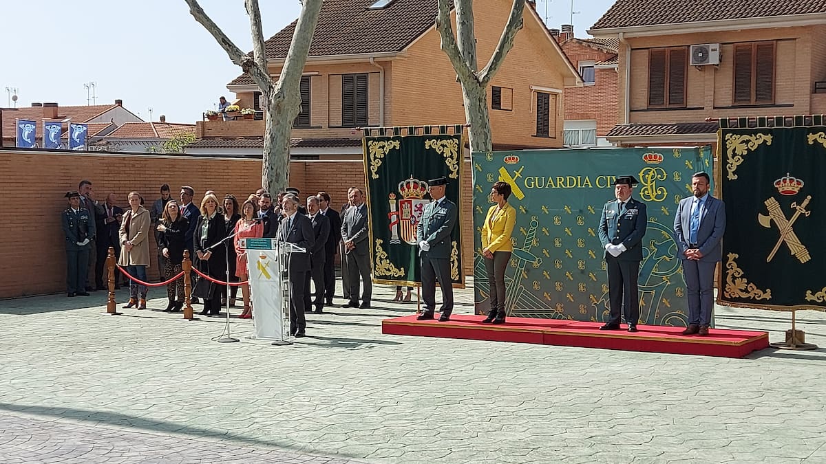 Sergio Neira, edil de Seguridad de San Martín de la Vega, aplaude la función como Puesto Principal del cuartel de la Guardia Civil