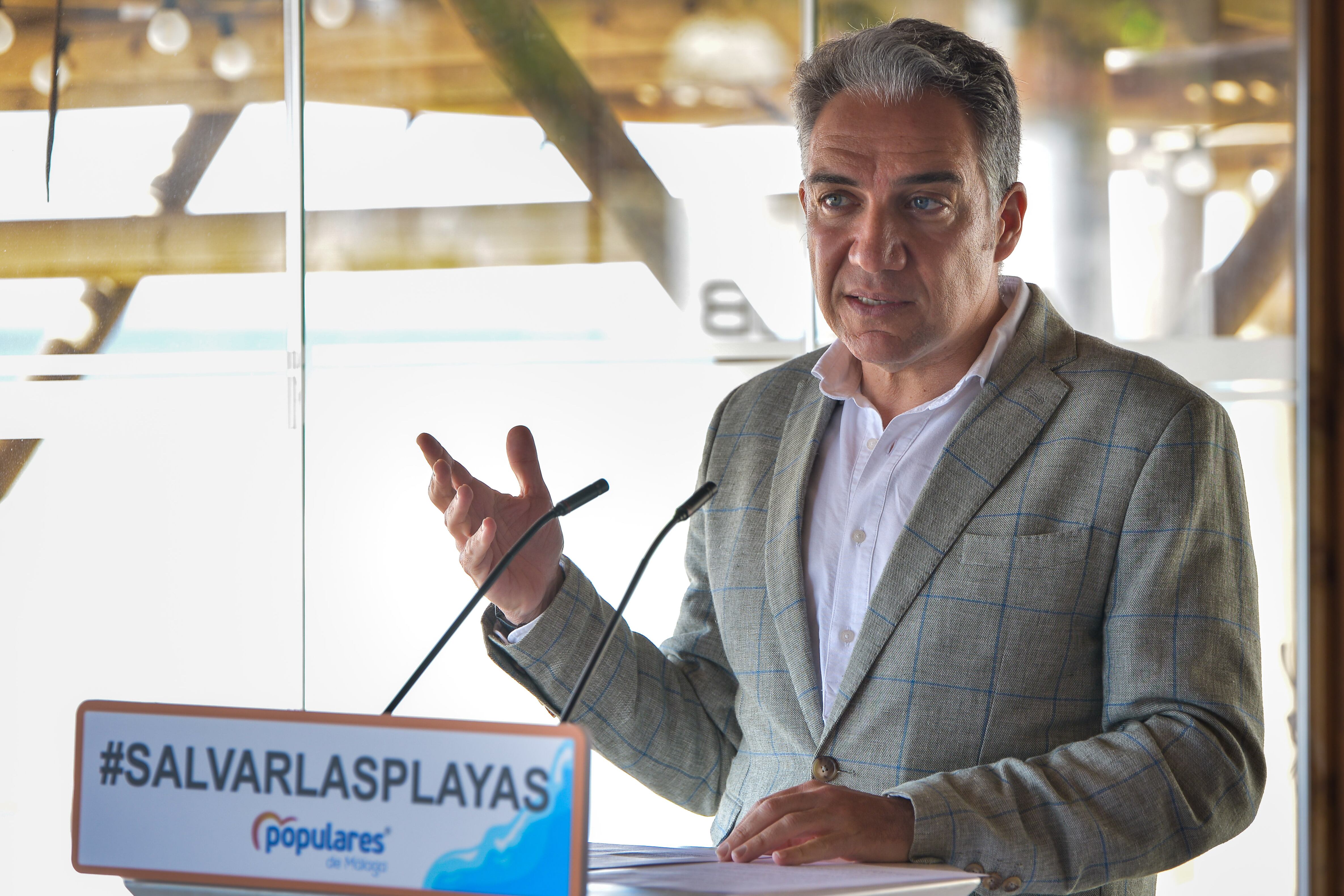 GRAF6808. MARBELLA (MÁLAGA), 23/04/2022.- El coordinador general del PP y presidente provincial de Málaga, Elías Bendodo interviene tras su encuentro este sábado con los alcaldes populares de la Costa del Sol para abordar la situación de las playas. EFE/Antonio Paz
