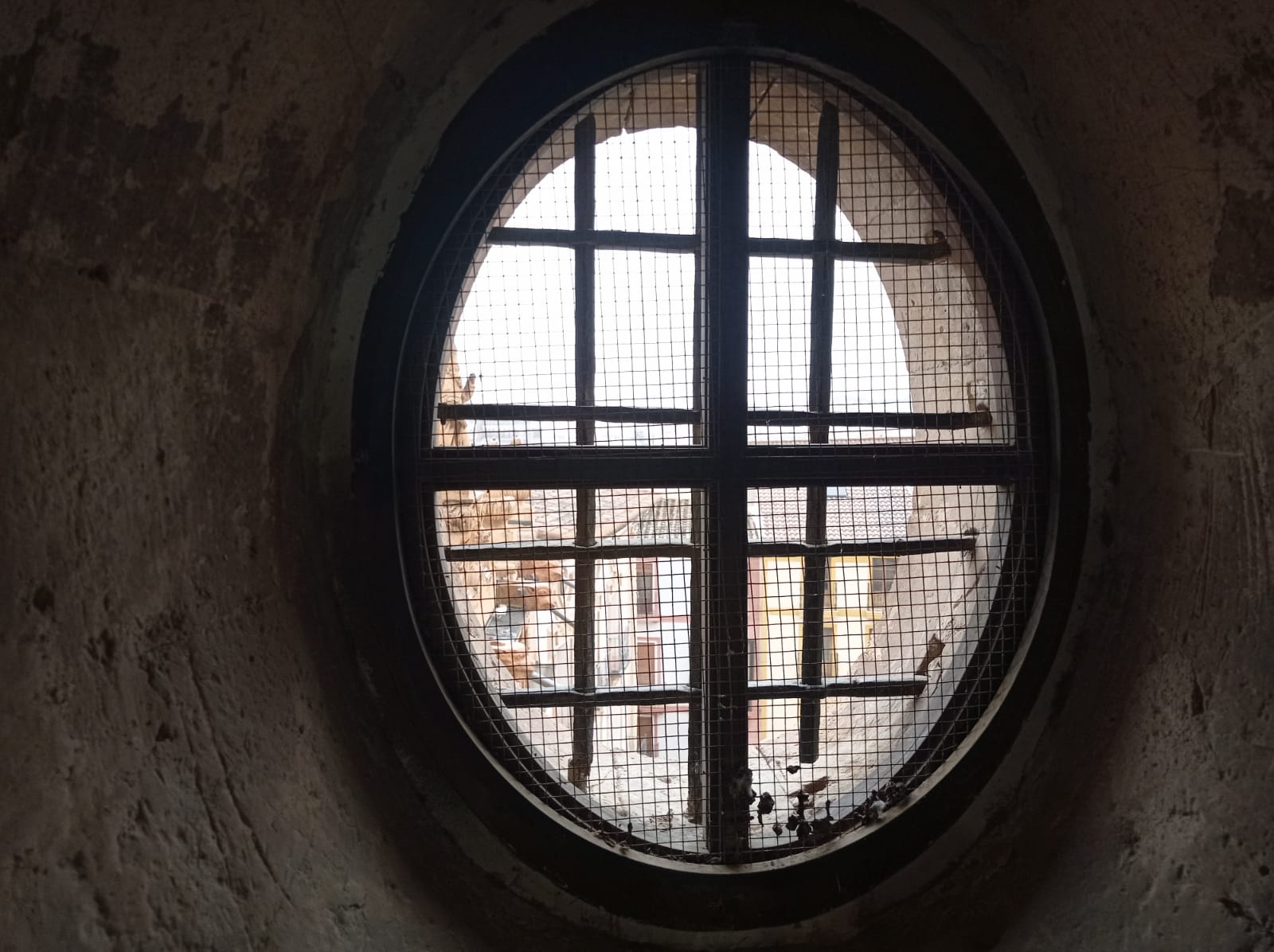 Una de las ventanas ubicadas en las inmediaciones de la Torre de San Patricio