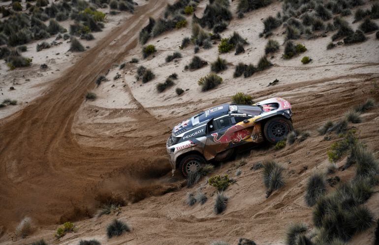 Carlos Sainz y Lucas Cruz (Peugeot) durante la séptima etapa del Dakar. 