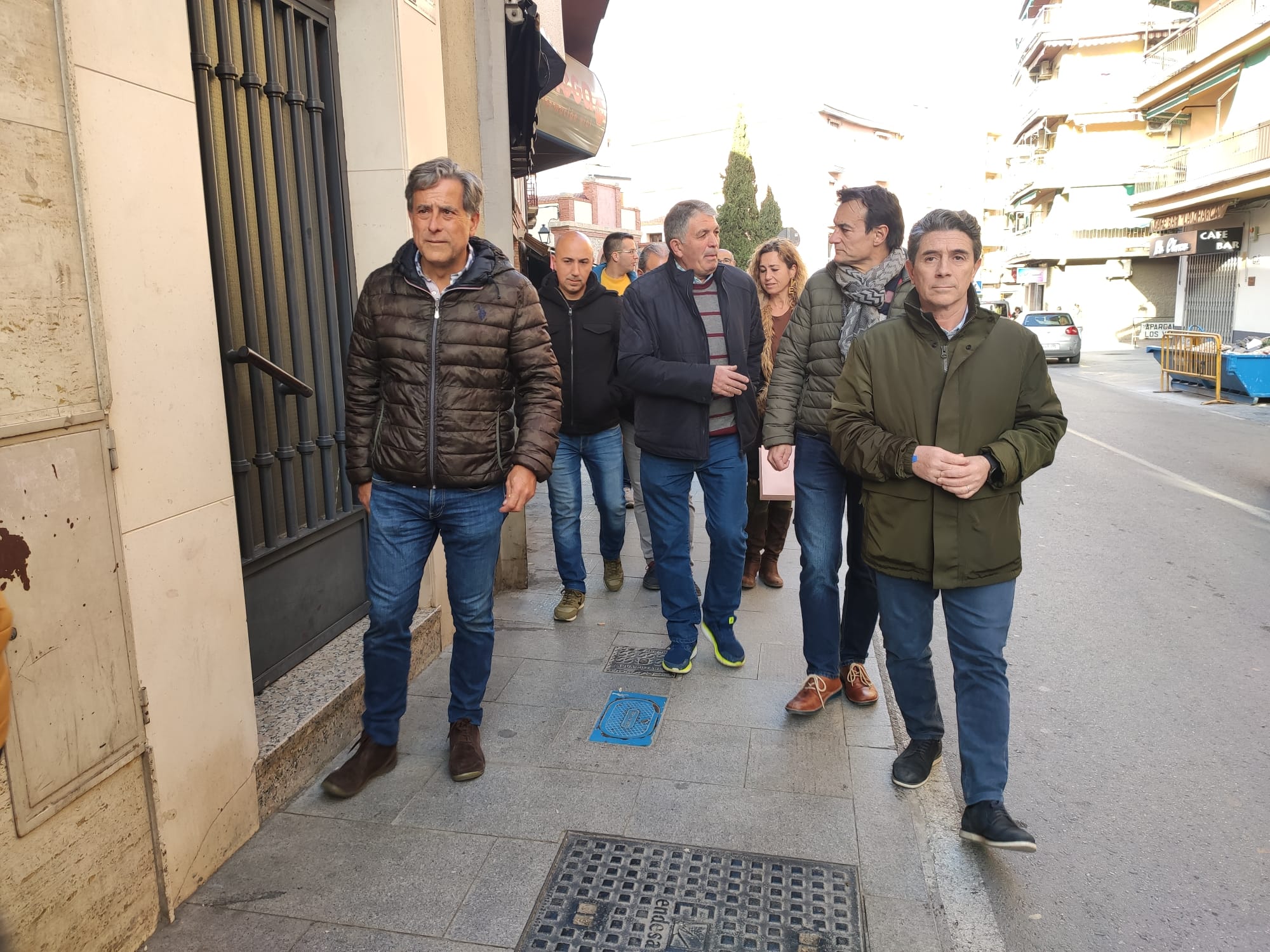 Integrantes del PP de Jaén junto a vecinos del Almendral durante una visita al barrio