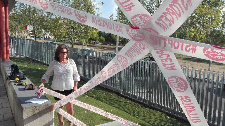 La secretaria general de UGT Extremadura, Patrocinio Sánchez, precinta la sede de Mérida